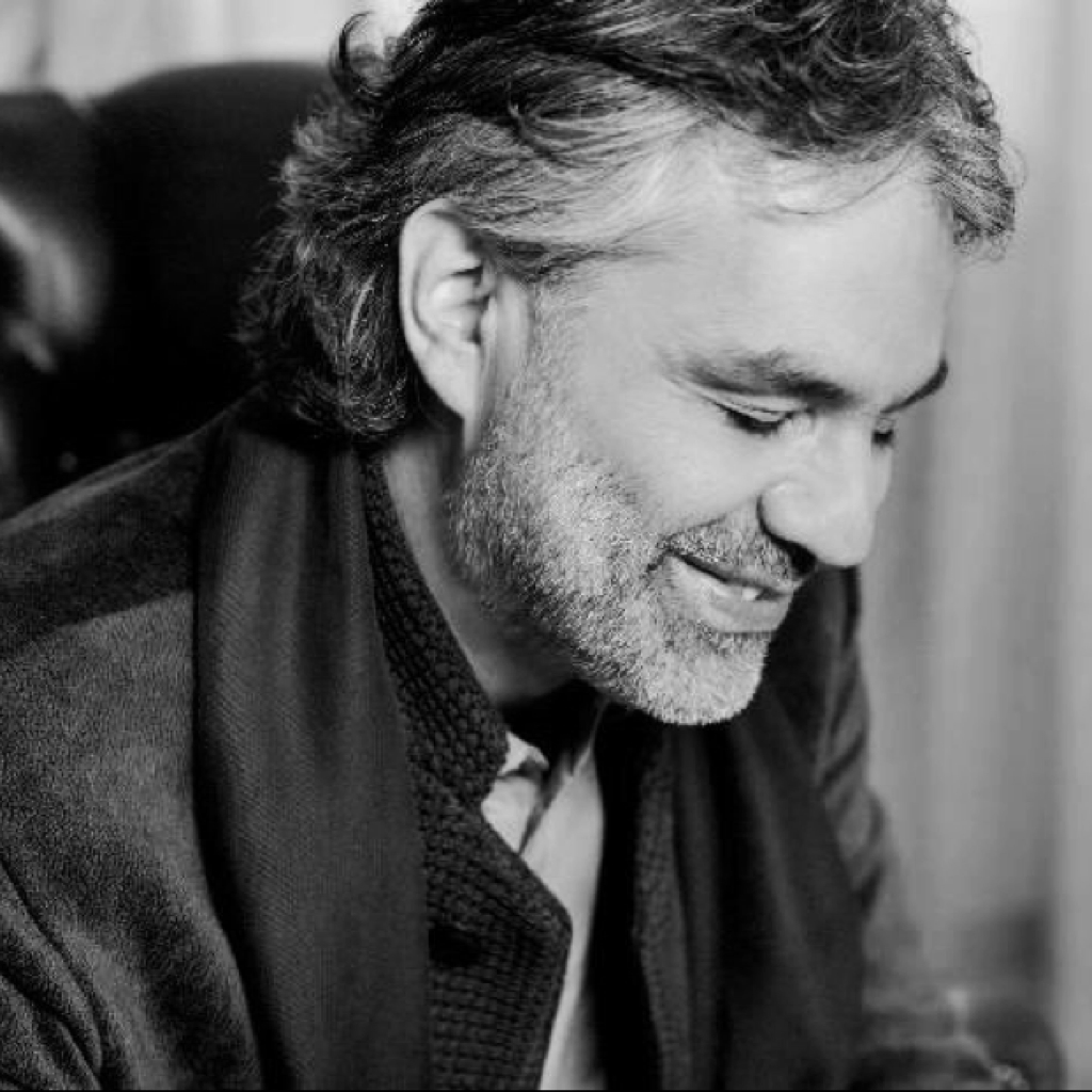听听 意大利 男歌手: andrea bocelli